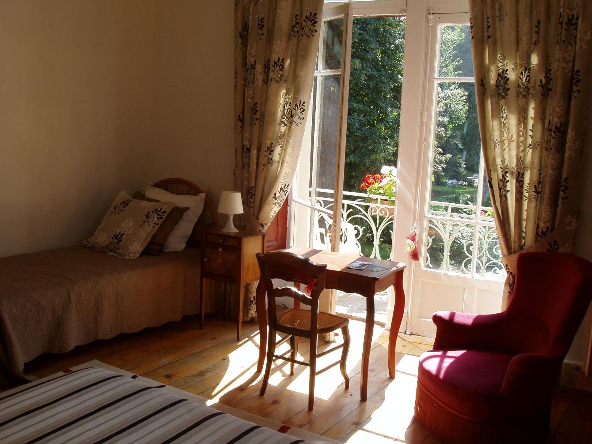 Castel De La Pique Bed and Breakfast Bagnères-de-Luchon Δωμάτιο φωτογραφία