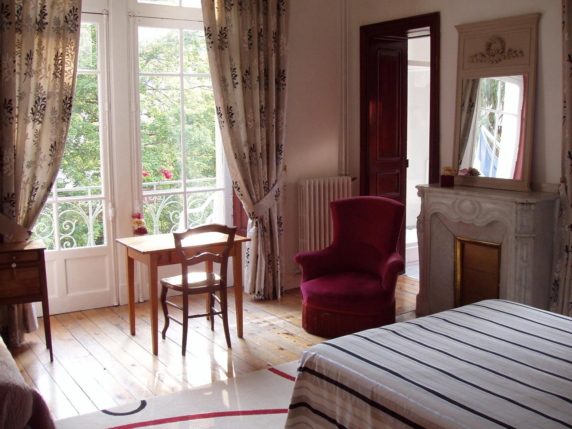 Castel De La Pique Bed and Breakfast Bagnères-de-Luchon Δωμάτιο φωτογραφία